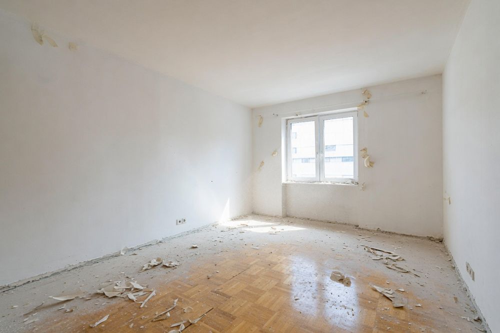 Salon przed sprzątaniem poremontowym